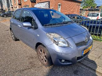 Voiture accidenté Toyota Yaris 1.3vvti aspiration 2011/10