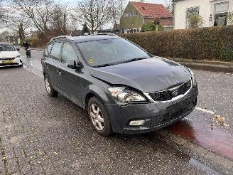 Salvage car Kia Cee d 1.6-16V  CVVT ombi 2010/5