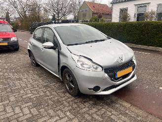 Salvage car Peugeot 208 1.2 VTi 2013/11