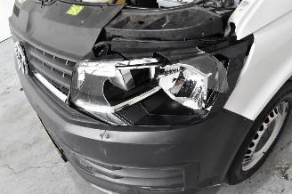 Volkswagen Transporter Kombi picture 12