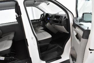 Volkswagen Transporter Kombi picture 16