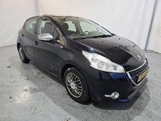 Vaurioauto  passenger cars Peugeot 208 1.2 VTi Allure 2013/9