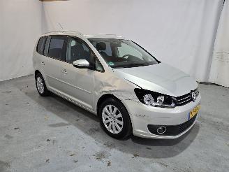 Schadeauto Volkswagen Touran 2.0 TDI Highline BlueMotion 7p. 2014/5
