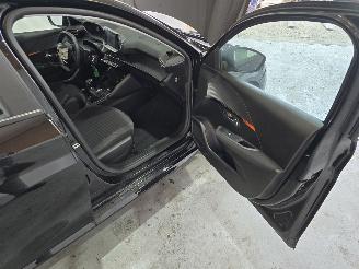 Peugeot 208 1.2 PT picture 18