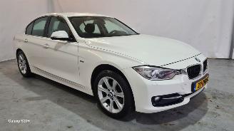 damaged passenger cars BMW 3-serie 320i EfficientDynamics Edition Upgrade Edition 2013/2