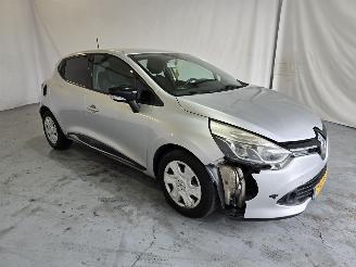 krockskadad bil auto Renault Clio 1.5 DCI 2013/11