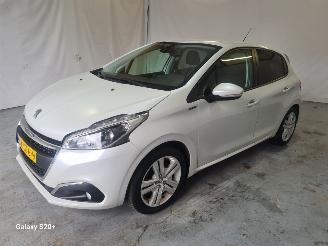 krockskadad bil auto Peugeot 208 1.2 PureT. Signature 2019/4