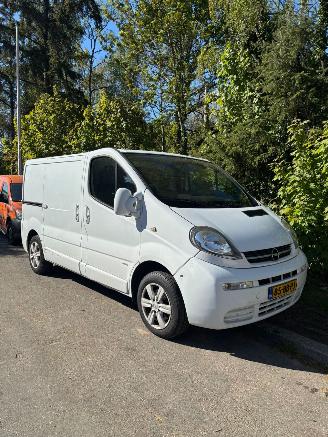 uszkodzony samochody osobowe Opel Vivaro 1.9 DI L1H1 2002/2