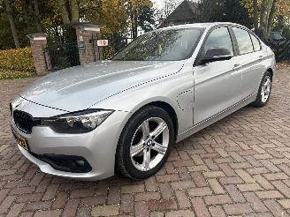 krockskadad bil auto BMW 3-serie 330e Cent. Exec. 2016/8