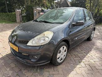 uszkodzony samochody osobowe Renault Clio 1.6-16V Dynamique Luxe 2005/11