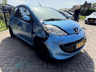 Peugeot 107 1.0-12V XR picture 3
