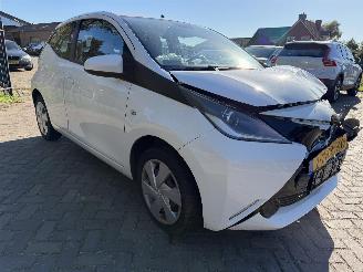 uszkodzony samochody osobowe Toyota Aygo 1.0 VVT-i x-play 2015/1