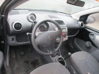 Peugeot 107 1.0-12V XS AIRCO picture 12