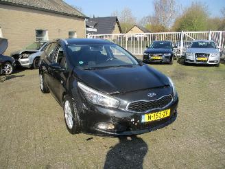 krockskadad bil auto Kia Cee d cee\'d Sportswagon 2014/5
