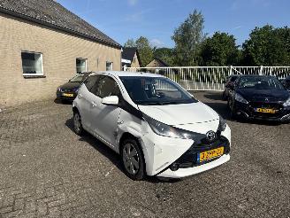 damaged passenger cars Toyota Aygo 1.0 VVT-i x-play 2015/2