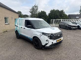 skadebil auto Ford Transit E-Transit Courier Trend 44 kWh 2025/12