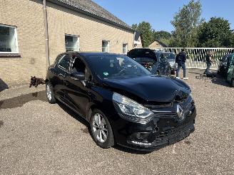 damaged passenger cars Renault Clio 0.9 TCe Limited REST BPM €300,-!!! 2017/2