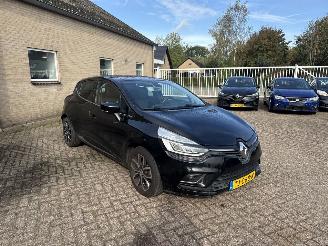 Vaurioauto  passenger cars Renault Clio 0.9 TCe Intens REST BPM €400,-!!! 2018/8