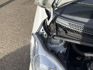 Peugeot 107 1.0-12V XR AIRCO picture 12