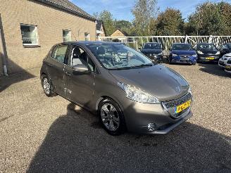 Schadeauto Peugeot 208 1.6 VTi Allure AUTOMAAT REST BPM €700,-!!! 2013/5