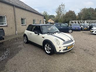 Vaurioauto  passenger cars Mini Cooper 1.6 Cooper Pepper AUTOMAAT 2005/2