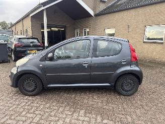 Peugeot 107 1.0-12V XS picture 4