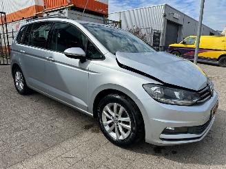 uszkodzony samochody osobowe Volkswagen Touran 1.2 TSI Trendline 7p 2018/2