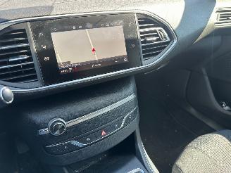 Peugeot 308 1.2 PureTech Allure picture 14