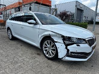 Vaurioauto  passenger cars Skoda Superb Combi 1.4 TSI iV Sportline Business 2020/9