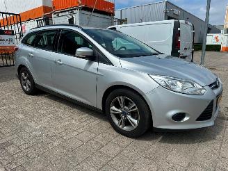 Unfallwagen Ford Focus Wagon 1.0 EcoBoost Edition 2013/12