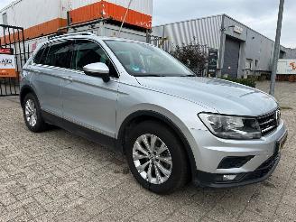 Vaurioauto  passenger cars Volkswagen Tiguan 1.5 TSI ACT Comfortline Business Automaat 2019/1