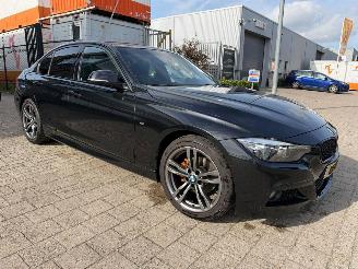 Voiture accidenté BMW 3-serie 318i Edition M Sport Shadow Executive 2018/3