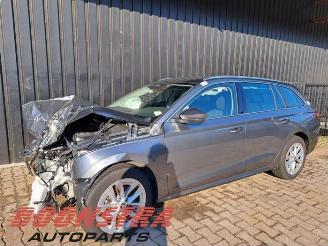 Coche siniestrado Skoda Octavia Octavia Combi (NXAC), Combi 5-drs, 2019 1.0 TSI e-TEC 12V 2024/6