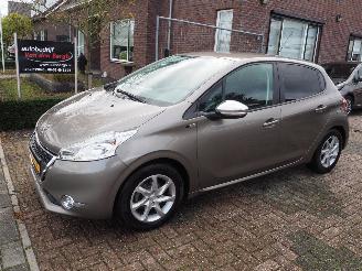 skadebil auto Peugeot 208 1.2 VTi Style 2014/6