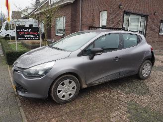 krockskadad bil auto Renault Clio 0.9 TCe Authentique 2014/5