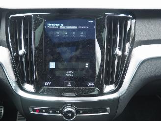 Volvo V-60 2.0 B3 r-Design Motorschade picture 16