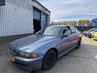 krockskadad bil auto BMW 5-serie 520i 125KW AUTOMAAT 2001/2