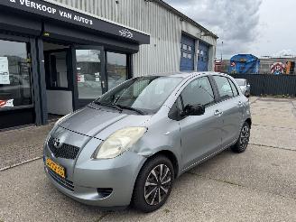damaged passenger cars Toyota Yaris 1.0 AIRCO 5-DEURS 2006/7