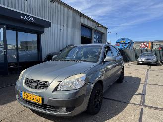krockskadad bil auto Kia Rio 1.4 AIRCO AUTOMAAT 5-DRS 2006/8