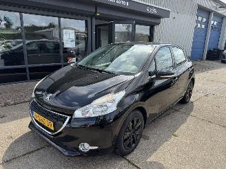 Damaged car Peugeot 208 1.0 VTI 50KW AIRCO 2013/10