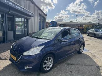 Vaurioauto  passenger cars Peugeot 208 1.2 VTI 60KW AIRCO PANORAMA 2014/3