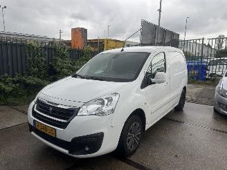krockskadad bil auto Peugeot Partner 1.6 73KW BlueHDI AIRCO 2017/9
