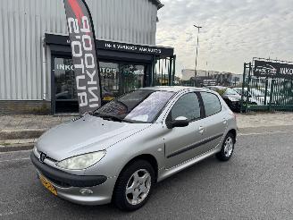 uszkodzony samochody osobowe Peugeot 206 1.4 16V AIRCO 5-DEURS 105.000 KM NAP! 2004/5