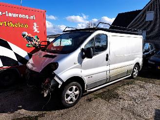 krockskadad bil auto Renault Trafic 2.0 dci 2009/7