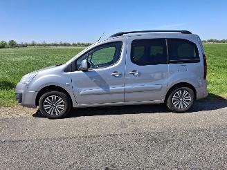 Vaurioauto  passenger cars Peugeot Partner TEPEE 2017/9