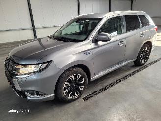 krockskadad bil auto Mitsubishi Outlander 2.0 PHEV 89-KW Automaat 4-WD Executive 2015/12
