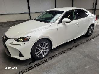 krockskadad bil auto Lexus IS 300h Hybrid 133-KW Automaat 2017/2