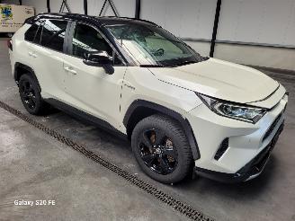 Damaged car Toyota Rav-4 Hybrid 2.5 131-KW Automaat Two-Tone 2-WD 2020/9