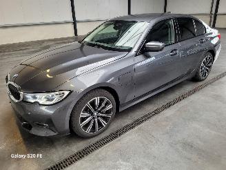 Unfallwagen BMW 3-serie 330e Limo 215-KW Automaat High-Executive 2019/10