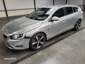 krockskadad bil auto Volvo V-60 1.5 T3 112-KW Automaat R-DESIGN 2017/6